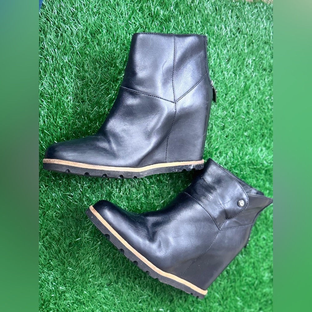 UGG Women's Amal Shoes Size 9